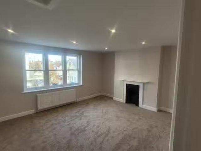For Rent! 1 BA 2 bedroom flat for rent in Brighton Road, Worth.