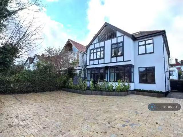 Cozy 1 BA 2 bedroom flat for rent in Brighton Road, Purley, CR8