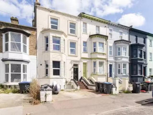 Unique 1 BA 2 bedroom flat for rent in Godwin Road, Cliftonvil.