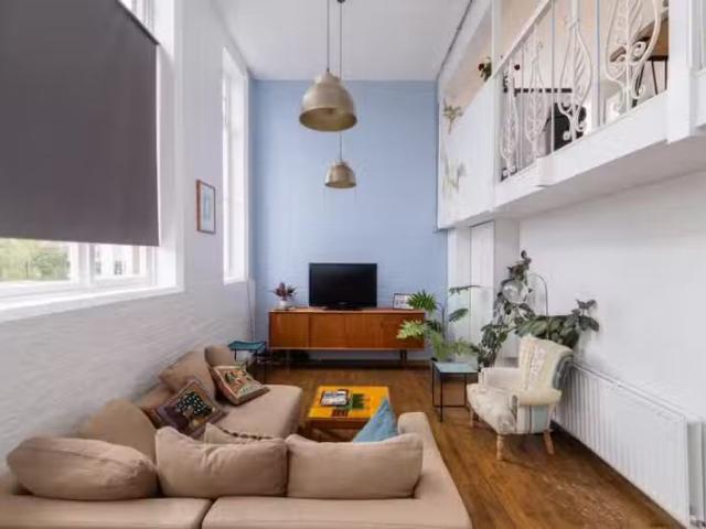 Nice 1 BA 2 bedroom flat for rent in Gathorne Street, E2
