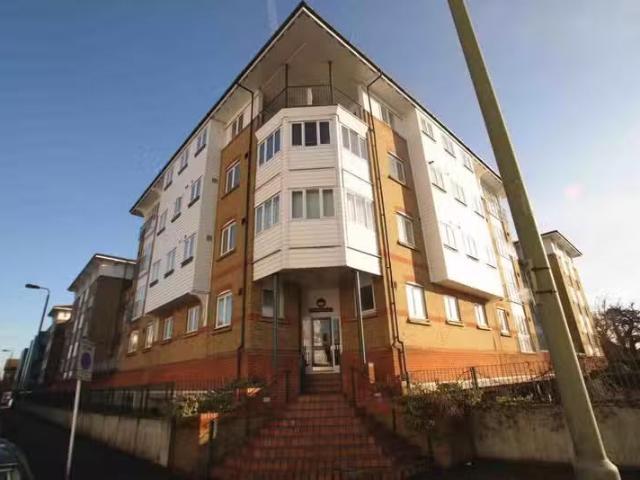 Charming 1 BA 2 bedroom flat for rent in Gainsborough Court, B.