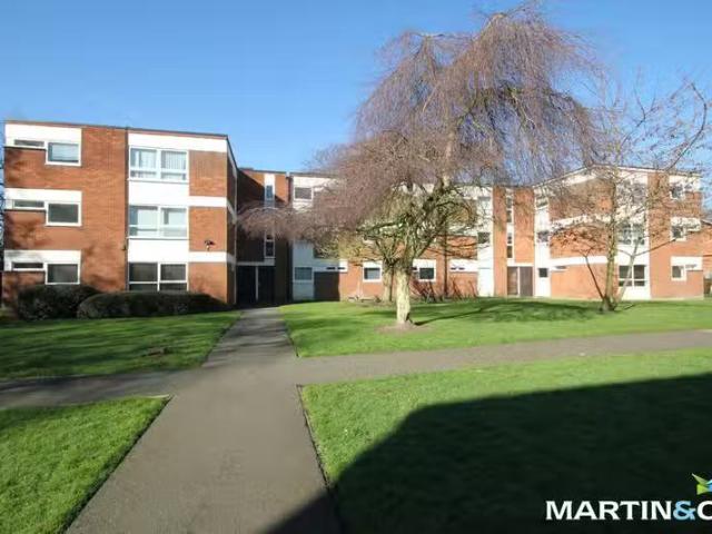 Just in! 1 BA 2 bedroom flat for rent in Edencroft, Wheeleys R.
