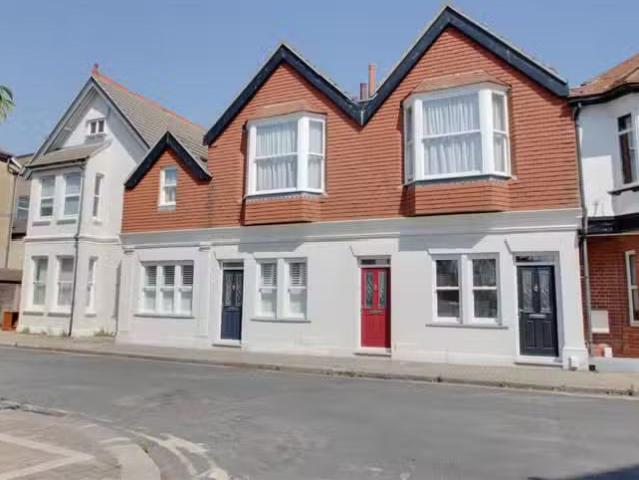 Unique 1 BA 2 bedroom flat for rent in Homeguard House, Thorn.