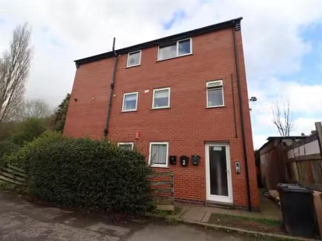 Deal! 1 BA 2 bedroom flat for rent in Haunchwood Road, Stockin.