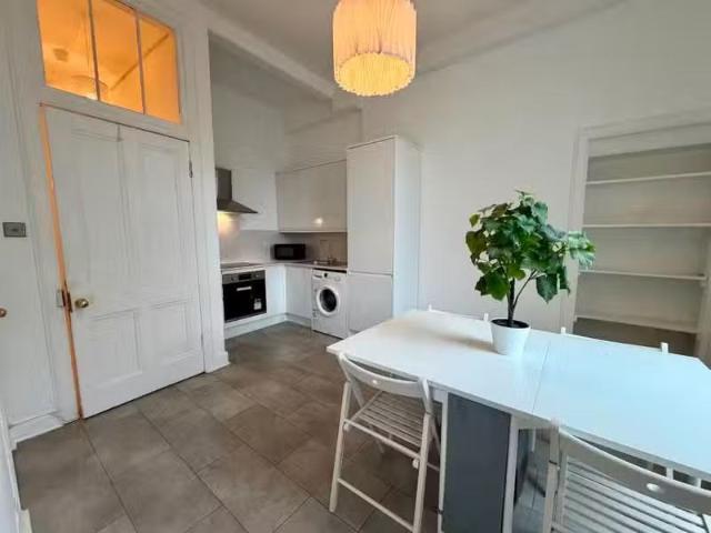 For Rent! 1 BA 2 bedroom flat for rent in Montgomery Street, E.