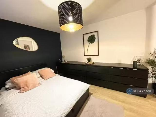 Cheap 1 BA 2 bedroom flat for rent in Mullards Close, Mitcham.
