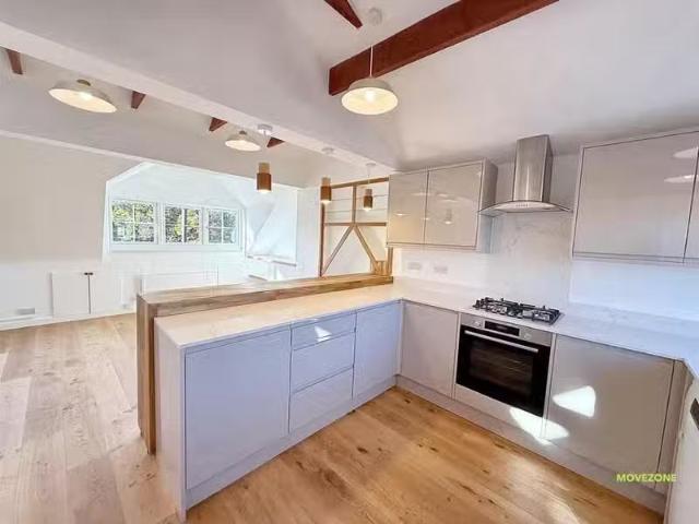 Charming 1 BA 2 bedroom flat for rent in Station Road, West Wi.
