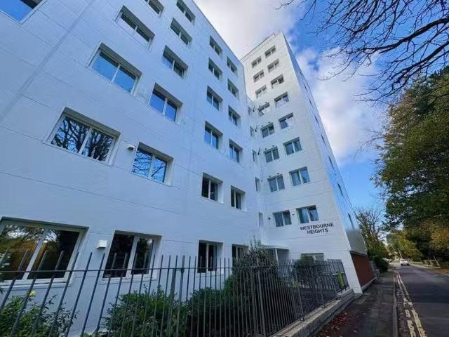 Cozy 1 BA 2 bedroom flat for rent in Princes Of Wales Road, We.
