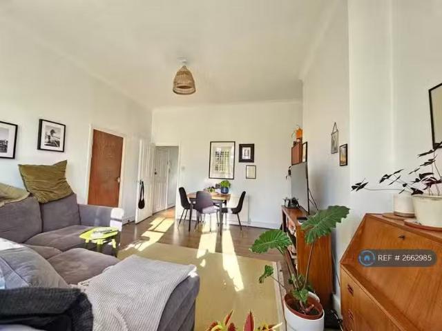 Cozy 1 BA 2 bedroom flat for rent in Thistlewaite Road, London.