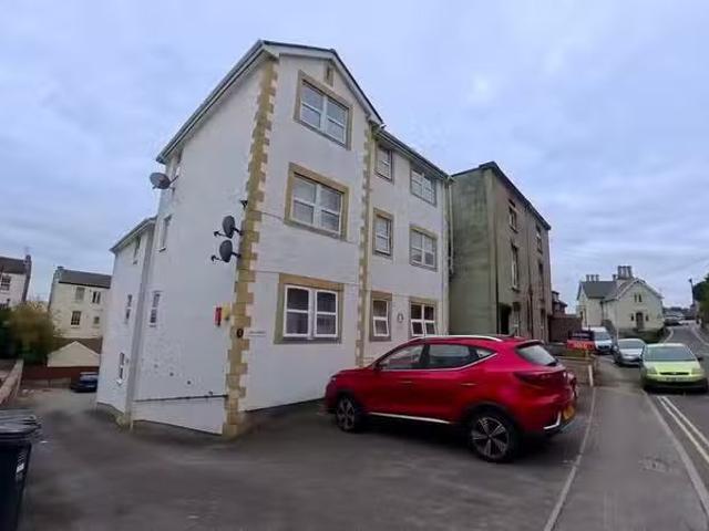Deal! 1 BA 2 bedroom ground floor flat for rent in Upper Churc.