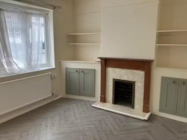 Deal! 1 BA 2 bedroom house for rent in Godstone road, CR3