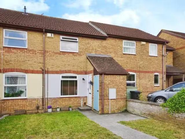 Rental! 1 BA 2 bedroom house for rent in Paddock Close, Bradle.