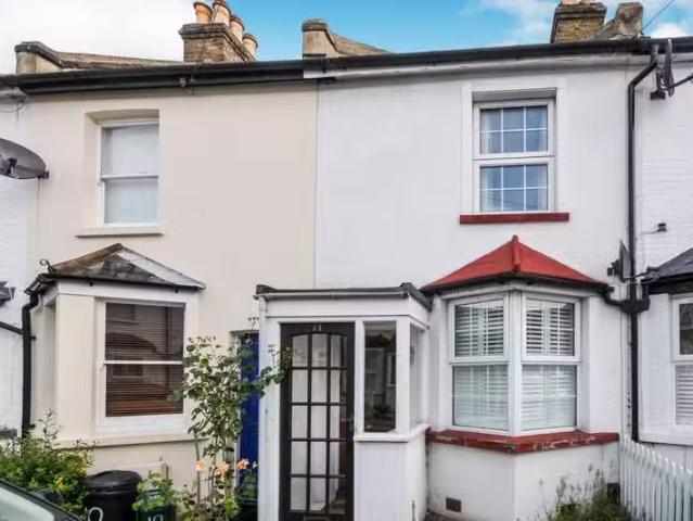 Cozy 1 BA 2 bedroom house for rent in Yew Tree Road, Beckenham.