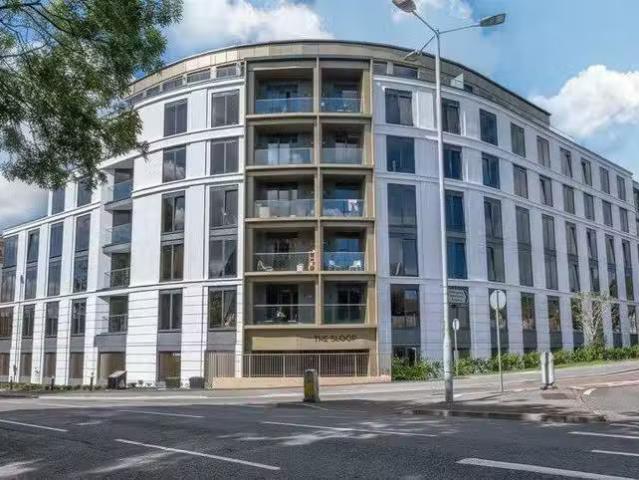 Deal! 1 BA 2 bedroom penthouse for rent in Commercial Road, Po.