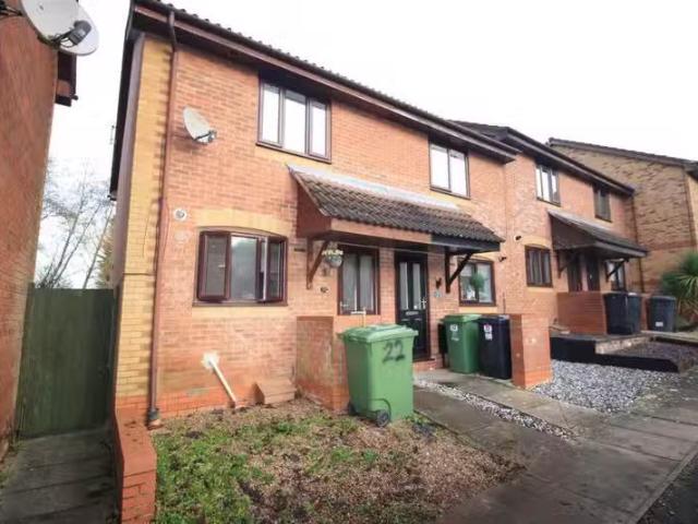 Nice 1 BA 2 bedroom semi detached house for rent in Ashmores C.