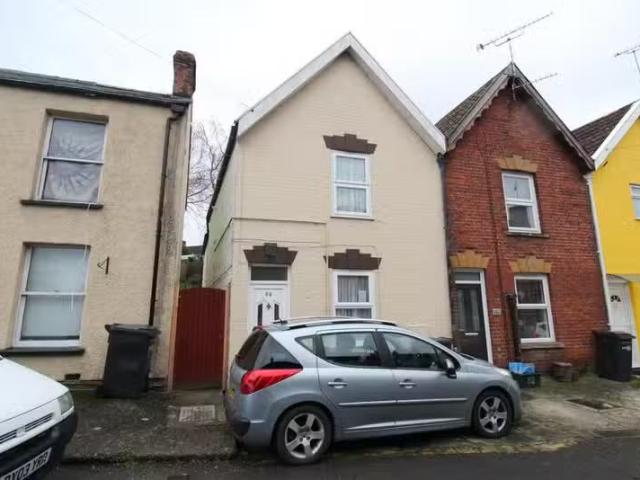 Charming 1 BA 2 bedroom semi detached house for rent in Eastla.