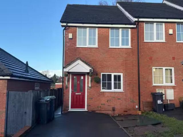 Deal! 1 BA 2 bedroom semi detached house for rent in Ellowes R.
