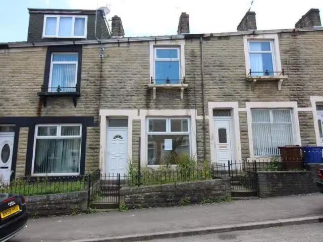 Unique 1 BA 2 bedroom terraced house for rent in Ormerod Stree.