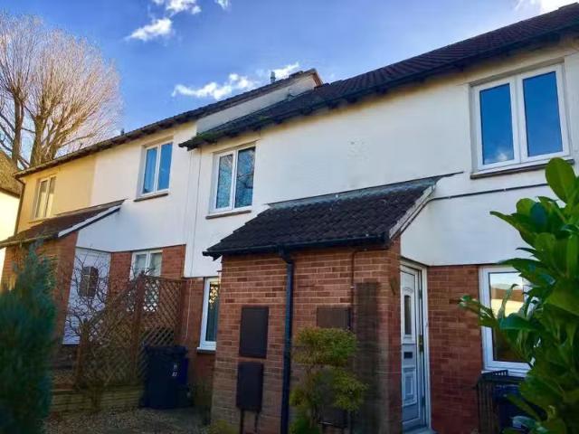 Just in! 1 BA 2 bedroom terraced house for rent in Chestnut Wa.