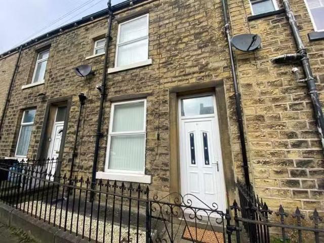Cheap 1 BA 2 bedroom terraced house for rent in Duke Street, E.