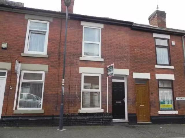 Just in! 1 BA 2 bedroom terraced house for rent in Farm Street.