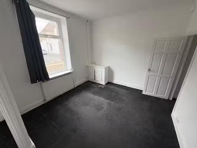 Deal! 1 BA 2 bedroom terraced house for rent in Lowerhouse Lan.