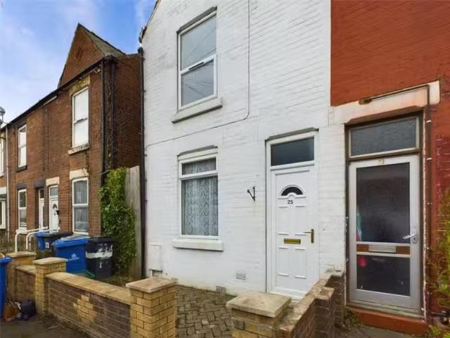 Rental! 1 BA 2 bedroom terraced house for rent in Ronald Road.