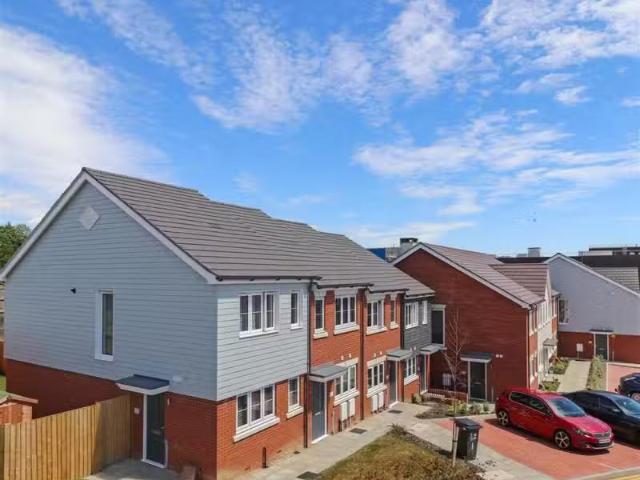 Unique 1 BA 2 bedroom terraced house for rent in Rosefinch Way.