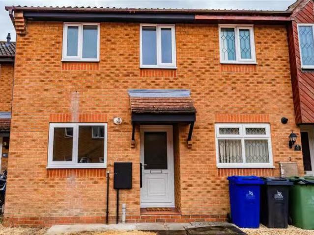 Cheap 1 BA 2 bedroom terraced house for rent in Victory Way, L.