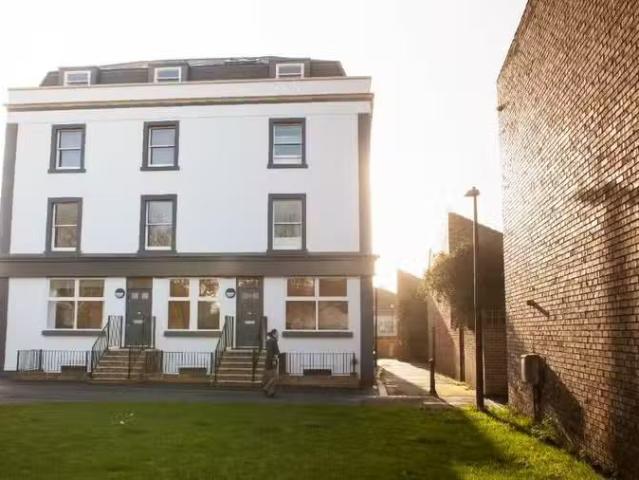 Unique 1 BA 4 bedroom flat for rent in Little Paul Street, Bri.