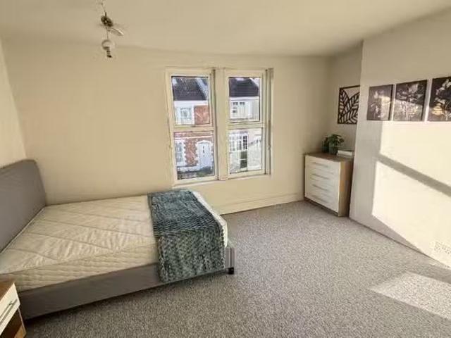 Nice 1 BA 4 bedroom house for rent in Melbourne Road R2, Bis.