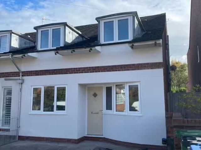 Deal! 1 BA 4 bedroom semi detached house for rent in New Broad.
