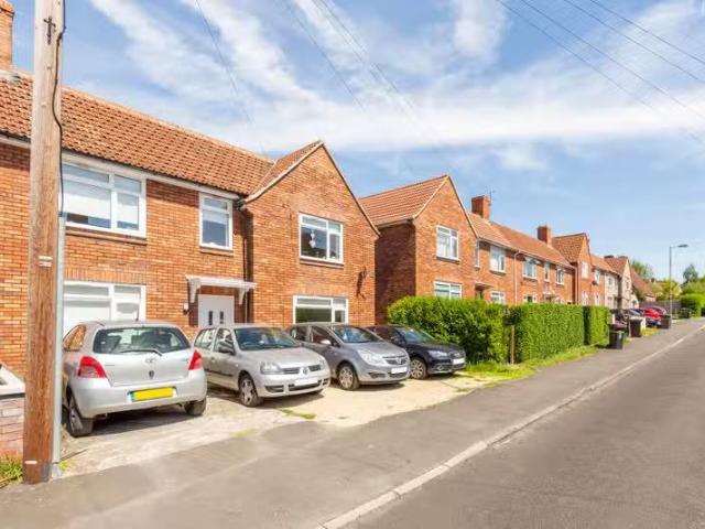 For Rent! 1 BA 5 bedroom house for rent in Gorse Hill, Fishpon.