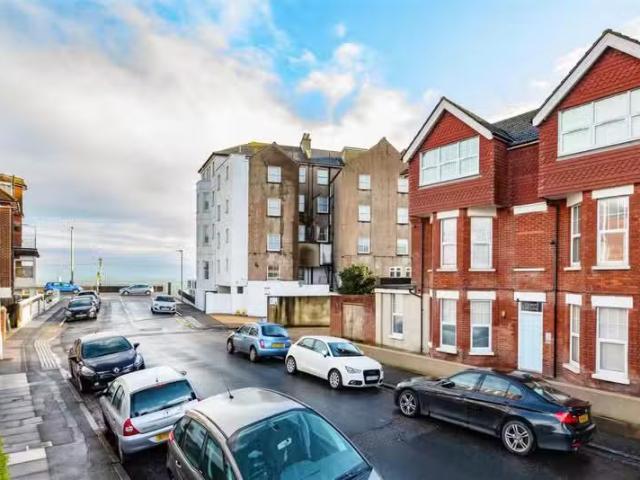 Rental! 1 BA Studio flat for rent in Cambridge Road, Eastbourn.