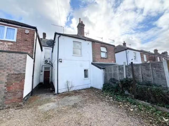 Cheap 1 BA Studio flat for rent in Ashley Road, Poole, BH14