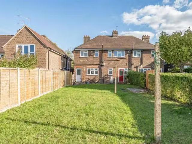 Charming 1 BA Studio flat for rent in Hopkins Crescent, Sandri.