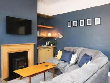 Charming 1 bedroom terraced house for rent in Thomson Street.