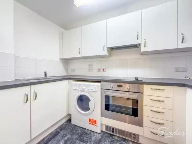 Cozy 1 bedroom apartment for rent in Breeze, 4 Owls Road, Bour.