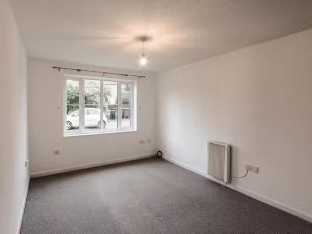 Cheap 1 bedroom ground floor flat for rent in Hyde Court, Yeov.