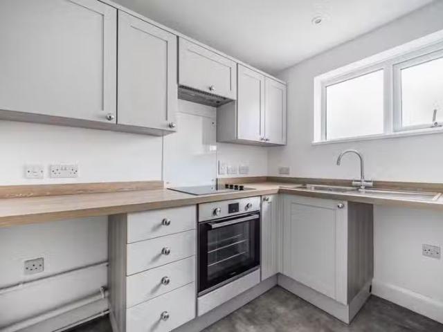 Nice 1 bedroom ground floor flat for rent in Silver Street, Wa.