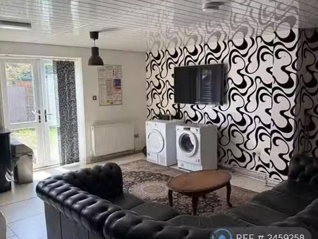 For Rent! 1 bedroom house share for rent in Fordrough Avenue.
