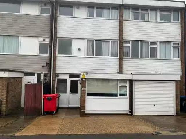 Deal! 1 bedroom property for rent in Wood Close, Hatfield, AL10
