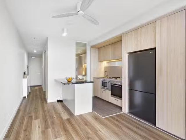 Cheap 1 BR 1010/50 Claremont Street, South Yarra, VIC 3141