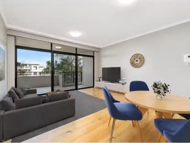 Cheap 1 BR 161/4 Dolphin Close, CHISWICK Apartment for rent L.