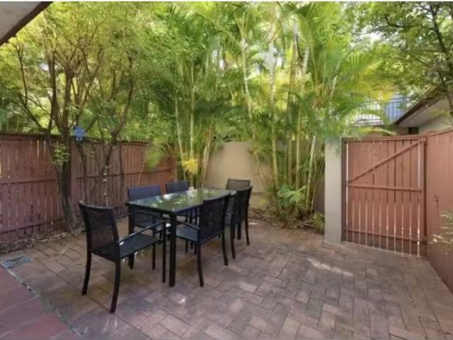 Nice 1 BR 16/21 25 Dudley Street, Highgate Hill House for rent.
