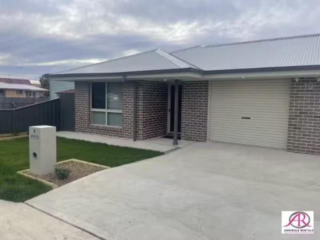 Deal! 1 BR 2/19 Naughten Ave, ARMIDALE Apartment for rent Lis.