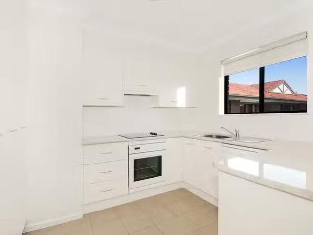 Rental! 1 BR 22/22 Commodore Drive, Surfers Paradise, QLD 4217