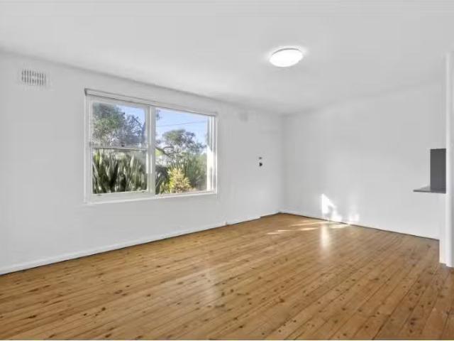 Unique 1 BR 2/54 Harbord Road, Freshwater Apartment for rent.