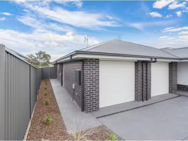 Just in! 1 BR 2/51 Shortland Drive, ABERGLASSLYN House for ren.