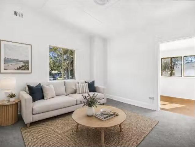 Deal! 1 BR 4/7 Alexandria Parade, Waitara Apartment for rent.